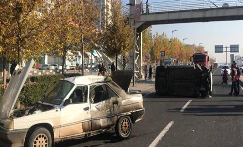 DİYARBAKIR'DA İKİ ARACIN ÇARPIŞMASI SONUCU 2 KİŞİ YARALANDI