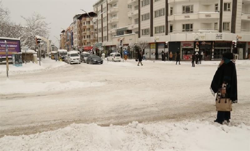 VAN’DA KAR NEDENİYLE OKULLAR BİR GÜN TATİL EDİLDİ