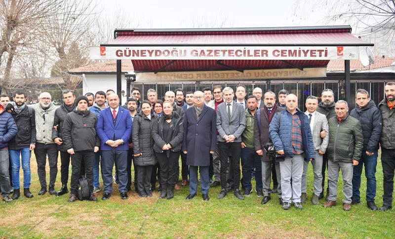 DİYARBAKIR VALİSİ “ÇALIŞAN GAZETECİLER GÜNÜ” DOLAYISIYLA BASIN ÇALIŞANLARI İLE BİR ARAYA GELDİ