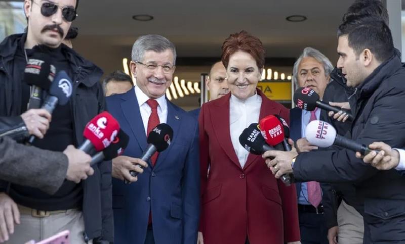 AKŞENER, ALTILI MASA TOPLANTISI ÖNCESİ DAVUTOĞLU İLE GÖRÜŞTÜ