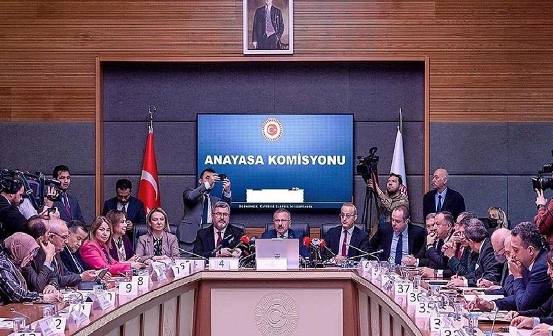 BAŞÖRTÜSÜNE ANAYASAL GÜVENCE TEKLİFİ KOMİSYONDAN GEÇTİ