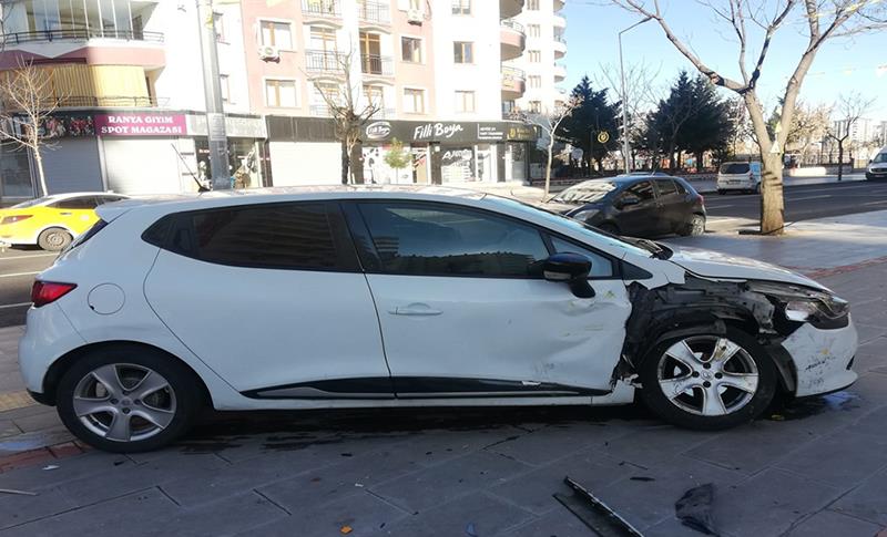 DİYARBAKIR’DA TAKSİ İLE OTOMOBİL ÇARPIŞTI! 1 YARALI