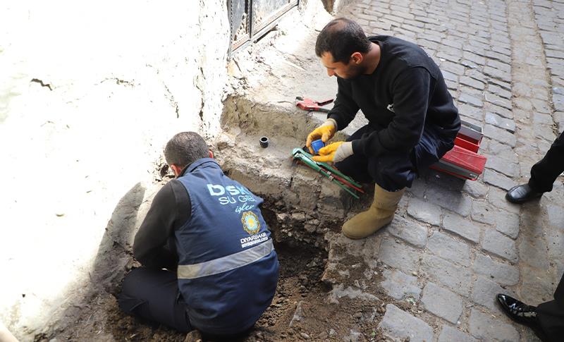 DİSKİ HASARLI BİNALARIN SU BAĞLANTILARINI KESİYOR