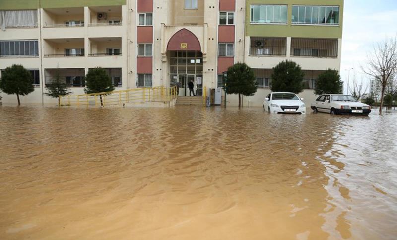 DİYARBAKIR’DAKİ TOKİ SAKİNLERİ BODRUM KATINI SU BASMASINDAN ŞİKÂYETÇİ