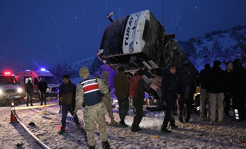 LI ERZÎNGANÊ OTOBUS QELIBÎ! 2 MIRÎ, 21 BIRÎNDAR