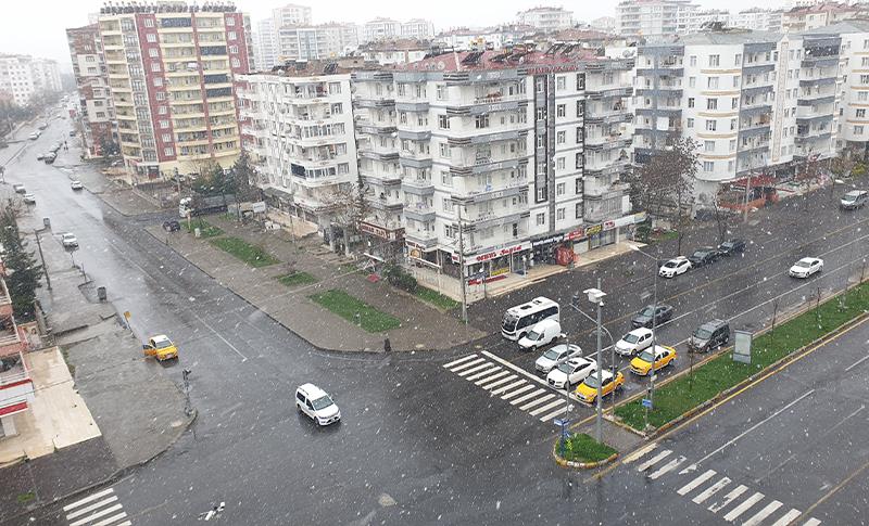 KIŞIN YAĞMAYAN KAR, DİYARBAKIR’A BAHAR’DA YAĞMAYA BAŞLADI