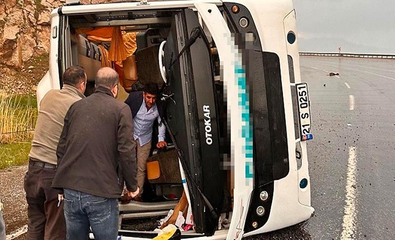 DİYARBAKIR'DAN VAN'A YOLCU TAŞIYAN OTOBÜS DEVRİLDİ: 16 YARALI