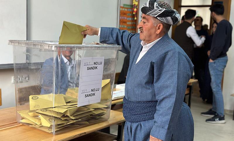 HAKKÂRİ’DE SEÇMEN YÖRESEL KIYAFETLERLE OY KULLANDI