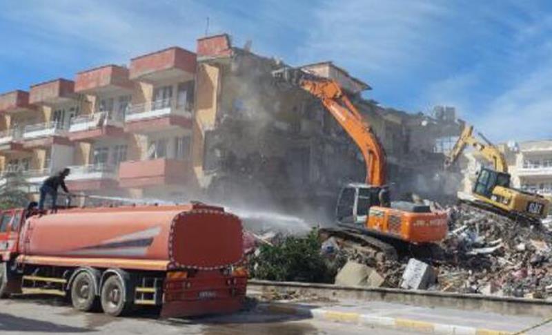 HATAY'DA AĞIR HASARLI BİNALARIN YIKIMI SÜRÜYOR