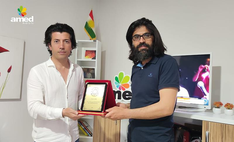 HEZKURD JI BO KED Û PARASTINA ZIMANÊ KURDÎ PLAKET DA AMED RADYO TV'YÊ