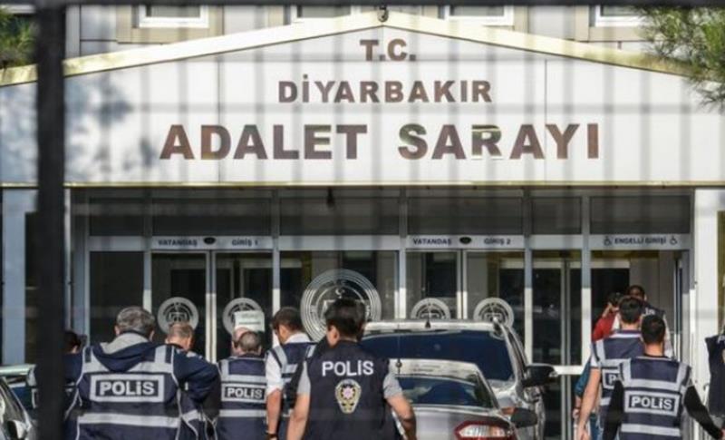 DİYARBAKIR’DA 4 AVUKAT TAHLİYE EDİLDİ