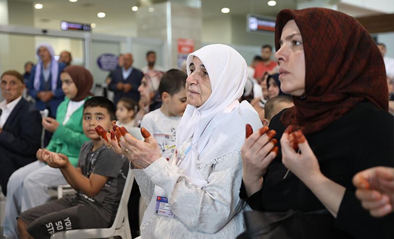 DİYARBAKIR’DAN İLK HACI ADAYI KAFİLESİ TÖRENLE UĞURLANDI