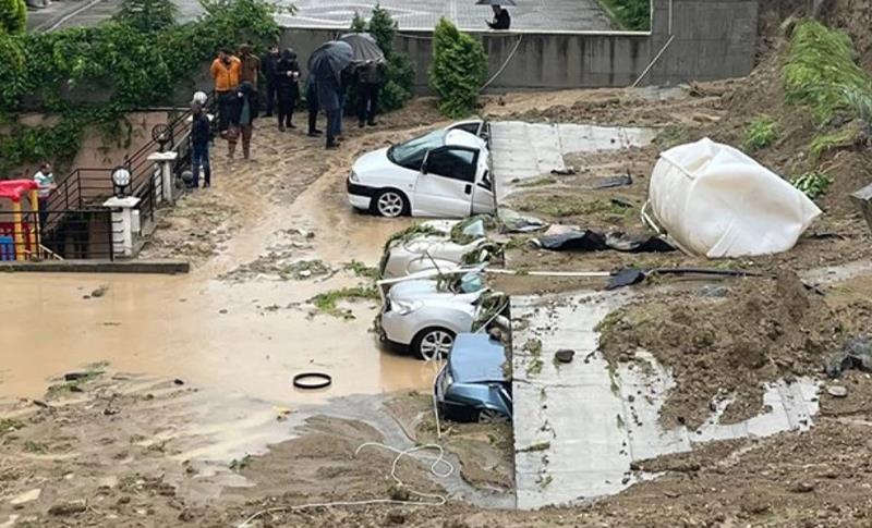 KARADENİZ'İ SEL VURDU! 2 ÖLÜ, 4 KENTTE ULAŞIM KESİLDİ