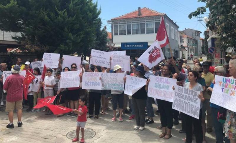 İMAMLARIN OKULLARDA GÖREVLENDİRİLMESİ PROTESTO EDİLDİ