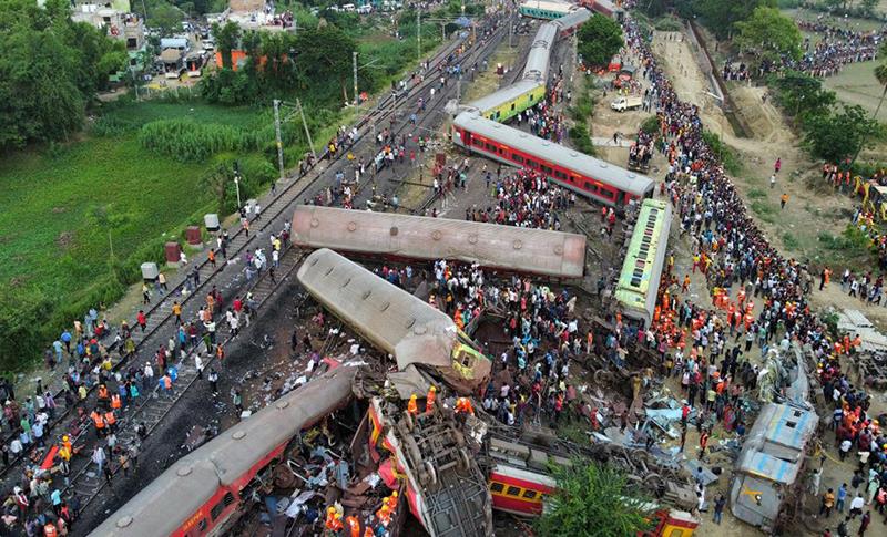 HİNDİSTAN'DAKİ TREN KAZASINDA ÖLÜ SAYISI 290'A YÜKSELDİ