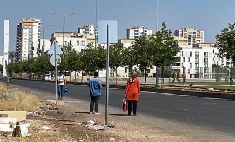 MASTFIROŞ CADDESİ’NDE DURAK OLMAMASI VATANDAŞA ZORLU ANLAR YAŞATIYOR