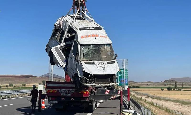 TARIM İŞÇİLERİNİ TAŞIYAN MİNİBÜS DEVRİLDİ: 24 YARALI