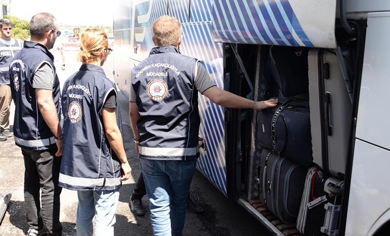 DİYARBAKIR'DA YÜZLERCE KAÇAK GÖÇMEN İLE ORGANİZATÖRLER YAKALANDI!