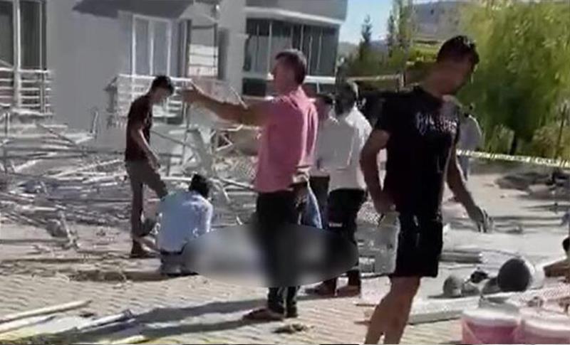 MALATYA’DA BİNA TADİLATI İSKELESİ ÇÖKTÜ! 1 İŞÇİ HAYATINI KAYBETTİ, 2 İŞÇİ YARALANDI