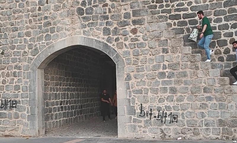 KİMLİĞİ BELİRSİZ BİR KİŞİ DİYARBAKIR’IN TARİHİ YERLERİNE YAZI YAZIYOR