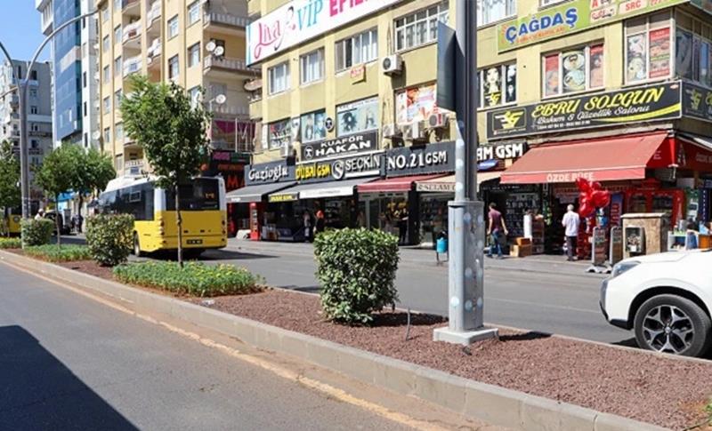 DİYARBAKIR'DA SU TASARRUFU İÇİN KURU PEYZAJ ÇALIŞMALARI BAŞLADI