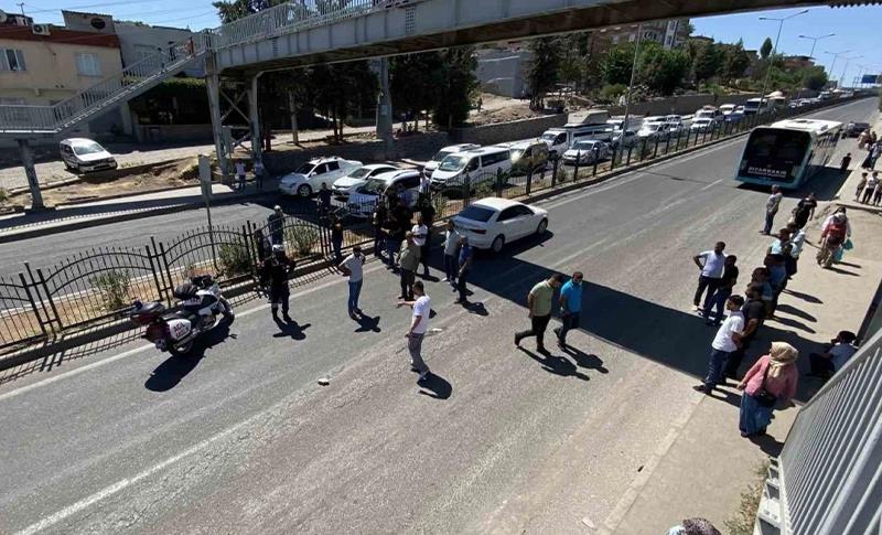 ANA YOLA TAŞLAR KOYARAK YOLU TRAFİĞE KAPATTI