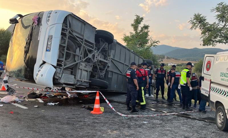 DENİZLİ’DE KUM YÜKLÜ KAMYON DEHŞET SAÇTI! 6 ÖLÜ, 43 YARALI