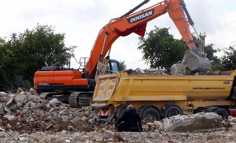 DEPREMİN 215’İNCİ GÜNÜNDE TEMEL KAZISINDA CESET ÇIKTI