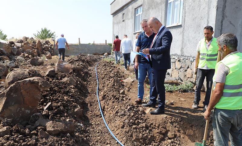 DİYARBAKIR'DA SUYU OLMAYAN BİR MAHALLEDE ÇALIŞMA BAŞLADI