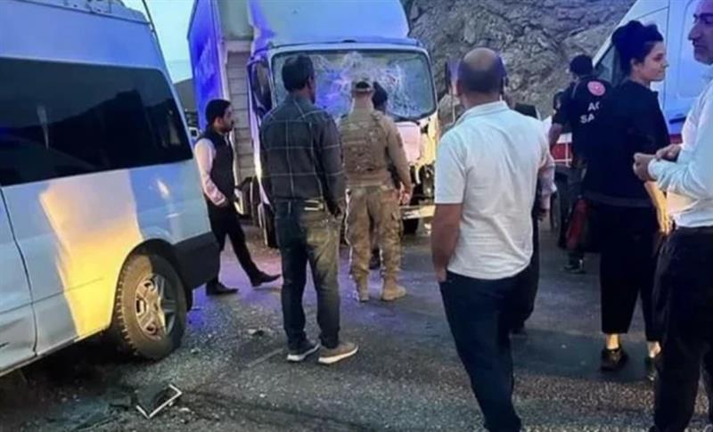 MÎNÎBUS Û KAMYON LI HEV QELIBÎN: 1 MIRÎ, 7 BIRÎNDAR