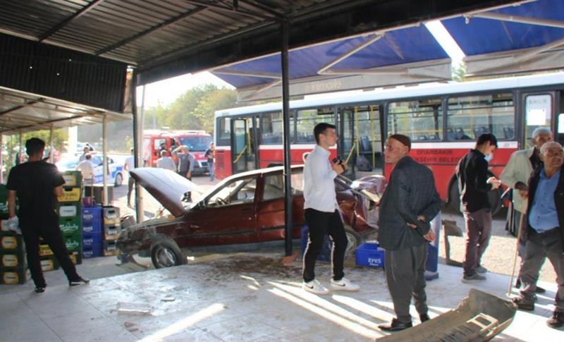 DİYARBAKIR’DA PARK HALİNDEKİ OTOMOBİLE OTOBÜS ÇARPTI