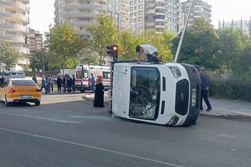 DİYARBAKIR’DA BABASINA AİT ARACI İZİNSİZ ALAN ÇOCUK KAZA YAPTI: 3 YARALI