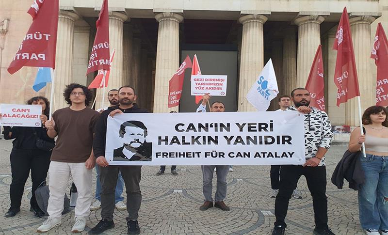 TİP ALMANYA’DAN EŞ ZAMANLI EYLEM: CAN ATALAY VE GEZİ TUTUKLULARI İÇİN ÖZGÜRLÜK TALEBİNİ YİNELEDi