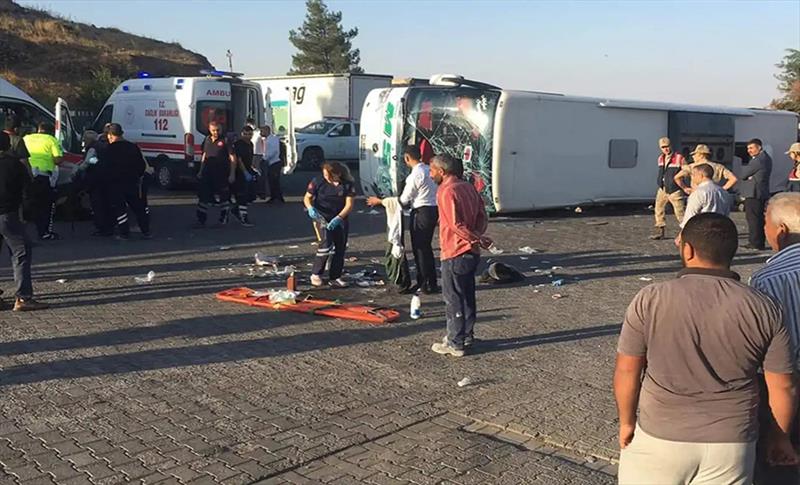 URFA’DA YOLCU OTOBÜSÜ OTOMOBİLE ÇARPTI: 2 ÖLÜ 25 YARALI