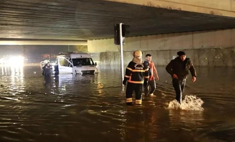 ÇERMİK’TE EV VE İŞ YERLERİNİ SU BASTI! TAHLİYE ÇALIŞMALARI BAŞLADI