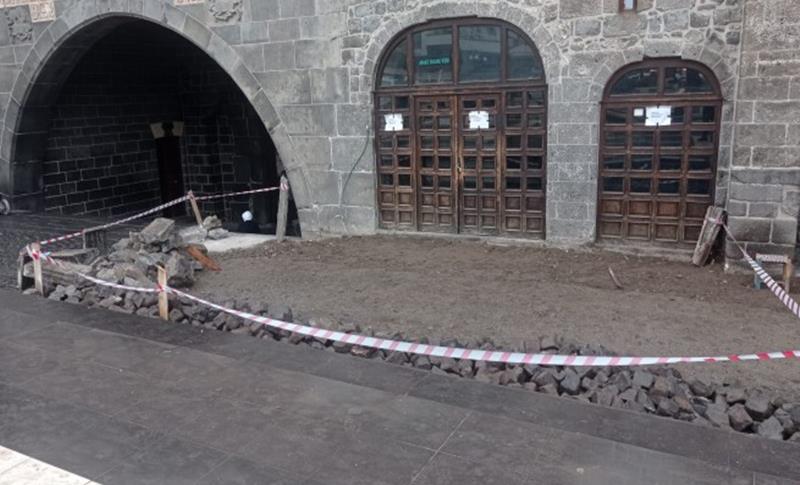 ULU CAMİDE BAŞTAILAN KAZIYA TEPKİLER ARTIYOR