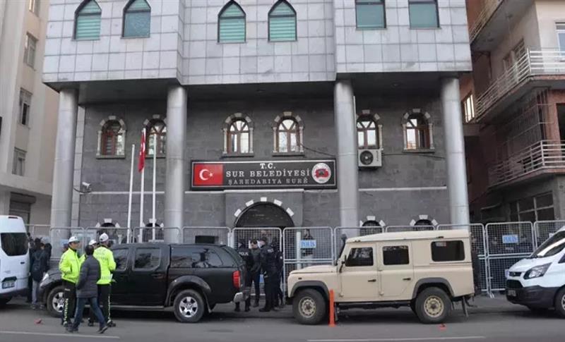 DİYARBAKIR’DA SUR BELEDİYESİ’NİN MÜDÜR VEKİLİ AÇIĞA ALINDI