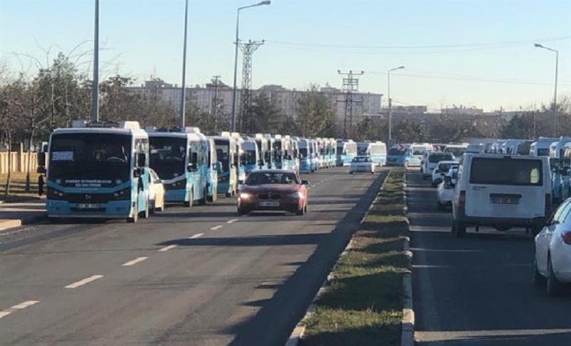 DİYARBAKIR’DA MİNİBÜSÇÜLER KONTAK KAPATTI