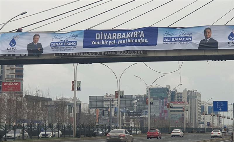 DİYARBAKIR’DA DEVA PARTİSİ AFİŞLERİ GECE YARISI KALDIRILDI