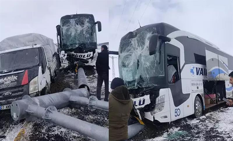 AĞRI'DA YOLCU OTOBÜSÜ KAMYONETE ÇARPTI: 11 YARALI