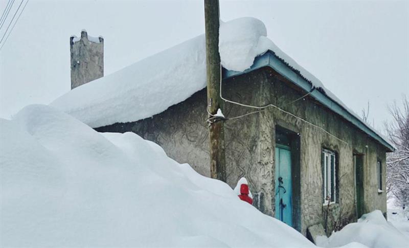 AĞRI’DA EVLER KAR ALTINDA KALDI