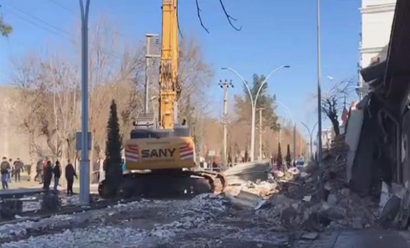 İNÖNÜ CADDESİNDE YIKIM ÇALIŞMALARI BAŞLADI