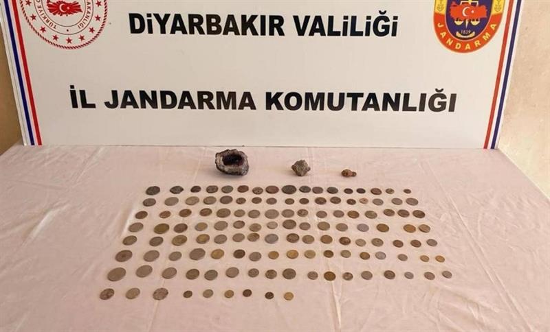 DİYARBAKIR’DA 3 MEDENİYETE AİT 113 ADET OBJE ELE GEÇİRİLDİ