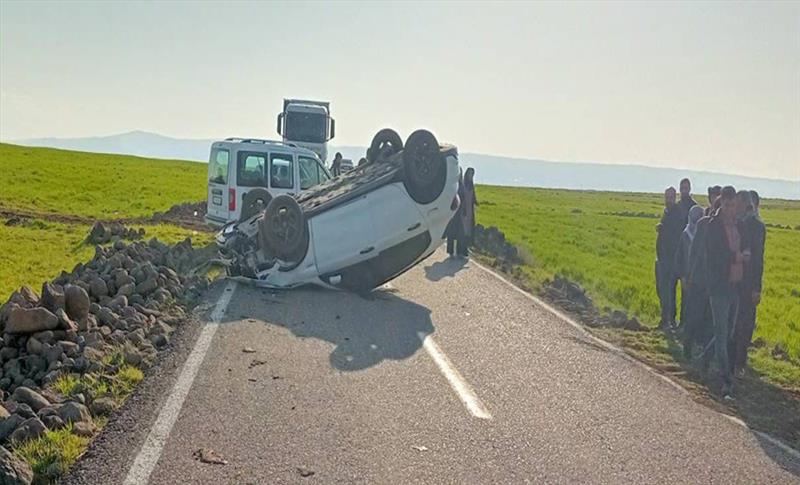 DİYARBAKIR’IN BAĞLAR İLÇESİNDE 2 ARAÇ BİRBİRİNE GİRDİ