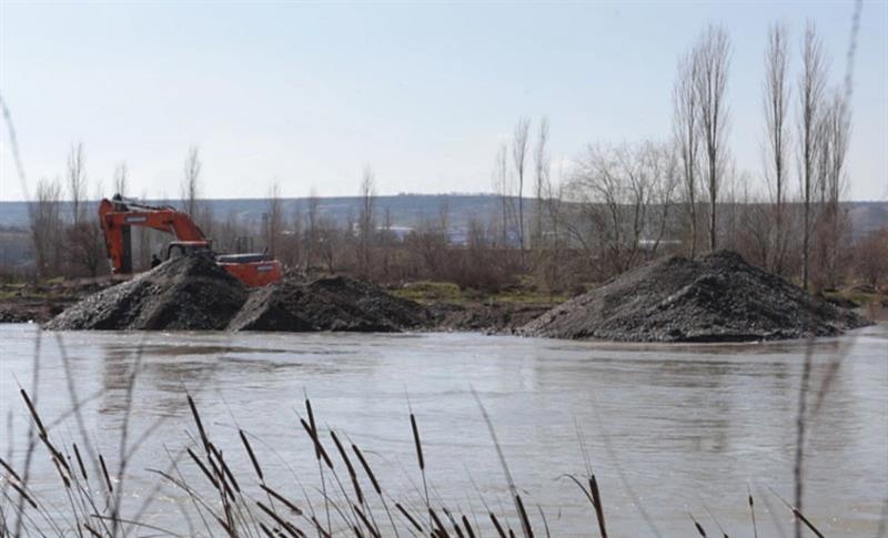 DİCLE NEHRİ’NDE KAÇAK KUM ÇIKARIMI ARTIYOR! HALK ENDİŞELİ VE TEPKİLİ