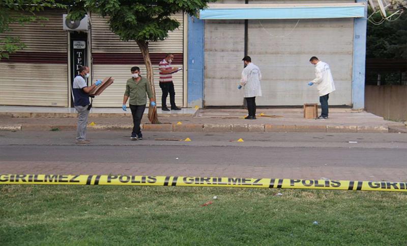 DİYARBAKIR'DA GECE SAATLERİNDE SİLAHLI KAVGA! 1 ÖLÜ, 2 YARALI