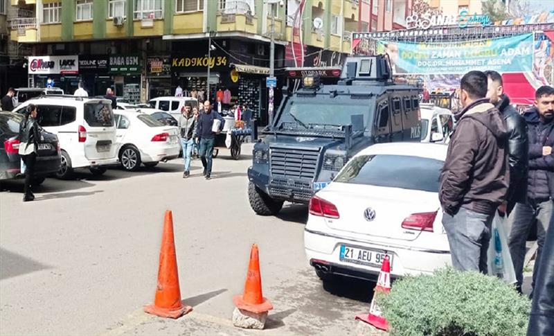 DİYARBAKIR'DA GENÇLER ARASINDAKİ SÖZLÜ TARTIŞMA BIÇAKLI KAVGAYA DÖNÜŞTÜ