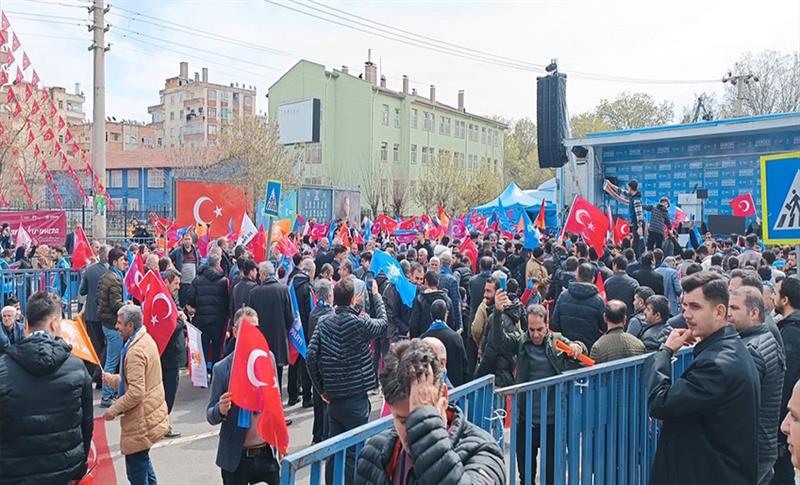 DİYARBAKIR'DA MİTİNG ÖNCESİ ERDOĞAN HAREKETLİLİĞİ