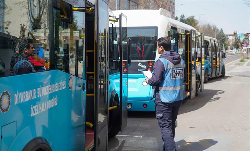 DİYARBAKIR'DA ÖZEL HALK OTOBÜSLERİNDE ABONMAN DENETİMİ YAPILIYOR