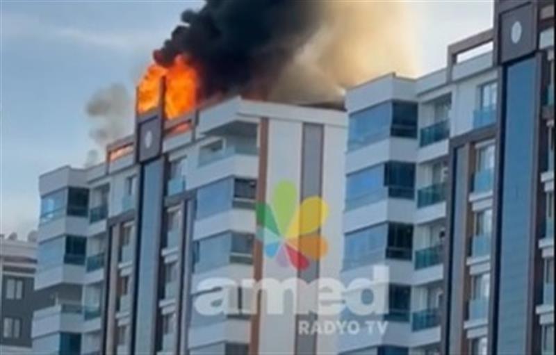 DİYARBAKIR'DA LÜKS SİTENİN ÇATISINDA YANGIN!